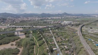 Şehrin banliyösündeki otoyolların havadan görüntüsü