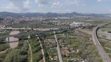 Şehrin banliyösündeki otoyolların havadan görüntüsü