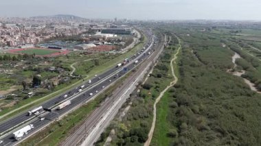 Kentin banliyösündeki otobanın havadan görünüşü