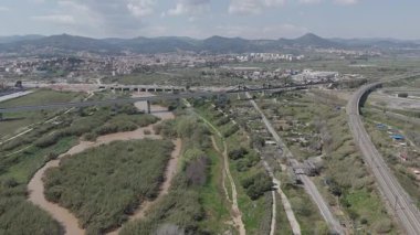 Şehrin banliyösündeki otoyolların havadan görüntüsü