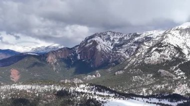 Karla kaplı dağların havadan görünüşü. Güzel manzara