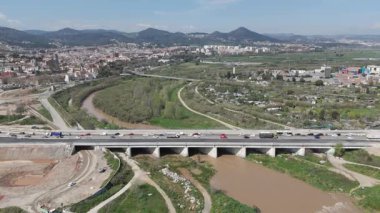 İspanya 'nın kırsal kesimindeki köprünün havadan görünüşü 