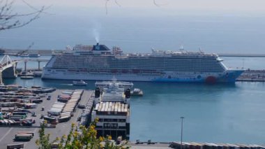 Limandaki yolcu gemisi, Barselona, İspanya 