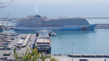 Limandaki yolcu gemisi, Barselona, İspanya 