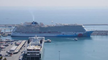 Limandaki yolcu gemisi, Barselona, İspanya 