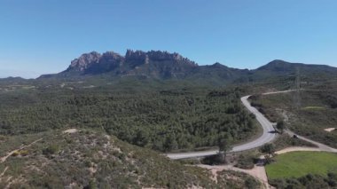 Montserrat Katalonya, İspanya 'da Barcelona yakınlarındaki çok tepeli dağ sıraları.