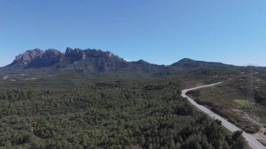 Montserrat Katalonya, İspanya 'da Barcelona yakınlarındaki çok tepeli dağ sıraları.