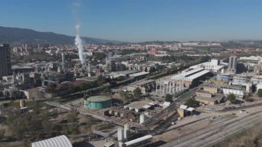 Kentin banliyösündeki otobanın havadan görünüşü