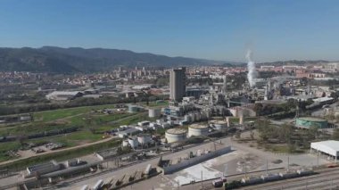 Şehirdeki sanayi bölgesinin hava görüntüsü.
