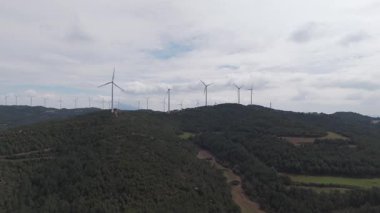 Yenilenebilir enerji kavramı. Gökyüzündeki yel değirmenleri