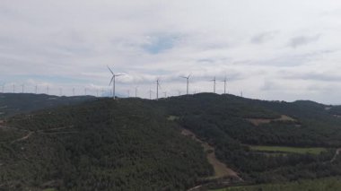 Yenilenebilir enerji kavramı. Gökyüzündeki yel değirmenleri