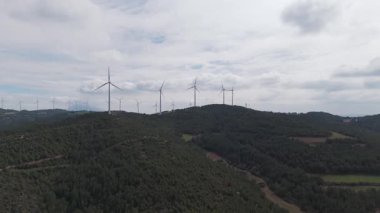 Yenilenebilir enerji kavramı. Gökyüzündeki yel değirmenleri