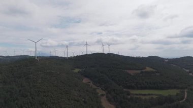 Yenilenebilir enerji kavramı. Gökyüzündeki yel değirmenleri