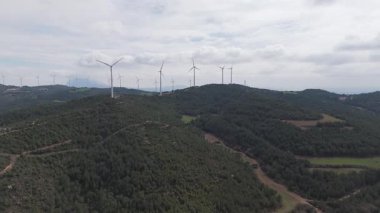 Yenilenebilir enerji kavramı. Gökyüzündeki yel değirmenleri