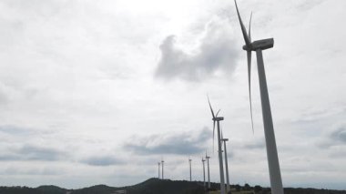 Yenilenebilir enerji kavramı. Gökyüzündeki yel değirmenleri