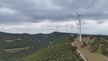 Yenilenebilir enerji kavramı. Gökyüzündeki yel değirmenleri