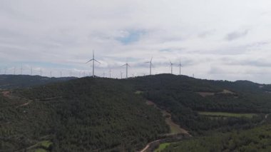 Yenilenebilir enerji kavramı. Gökyüzündeki yel değirmenleri