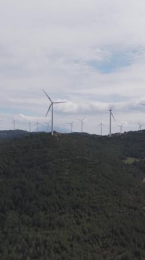 Yenilenebilir enerji kavramı. Gökyüzündeki yel değirmenleri