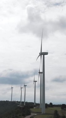  Yenilenebilir enerji kavramı. Arka planda gökyüzü ile dönen rüzgar türbinleri. 