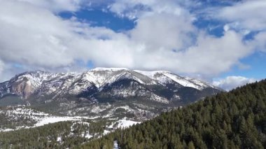 Karla kaplı dağların havadan görünüşü. Güzel manzara