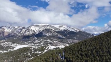 Karla kaplı dağların havadan görünüşü. Güzel manzara