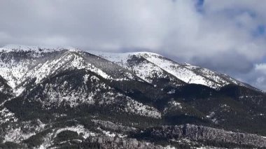 Karla kaplı dağların havadan görünüşü. Güzel manzara