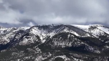 Karla kaplı dağların havadan görünüşü. Güzel manzara