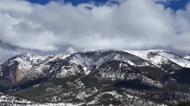 Karla kaplı dağların havadan görünüşü. Güzel manzara