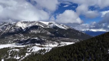Karla kaplı dağların havadan görünüşü. Güzel manzara
