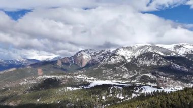 Karla kaplı dağların havadan görünüşü. Güzel manzara