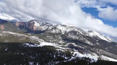 Karla kaplı dağların havadan görünüşü. Güzel manzara