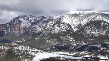 Karla kaplı dağların havadan görünüşü. Güzel manzara