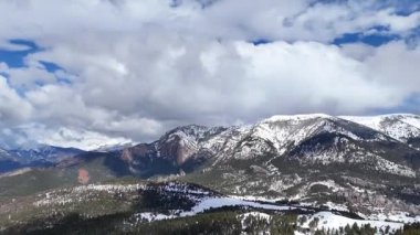 Karla kaplı dağların havadan görünüşü. Güzel manzara