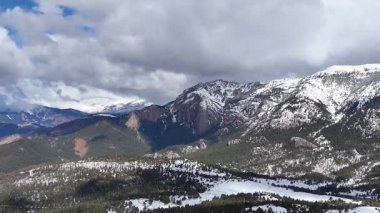 Karla kaplı dağların havadan görünüşü. Güzel manzara