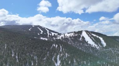 Karla kaplı dağların havadan görünüşü. Güzel manzara