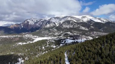 Karla kaplı dağların havadan görünüşü. Güzel manzara