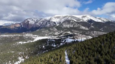 Karla kaplı dağların havadan görünüşü. Güzel manzara