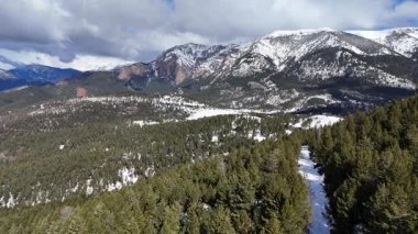Karla kaplı dağların havadan görünüşü. Güzel manzara