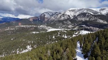 Karla kaplı dağların havadan görünüşü. Güzel manzara