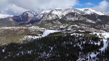 Karla kaplı dağların havadan görünüşü. Güzel manzara