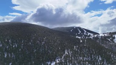 Karla kaplı dağların havadan görünüşü. Güzel manzara