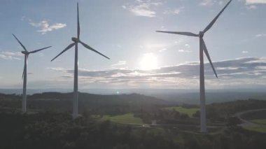 Yenilenebilir enerji kavramı. Günbatımında rüzgar gülleri