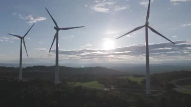 Yenilenebilir enerji kavramı. Günbatımında rüzgar gülleri