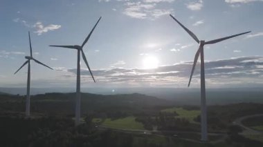 Yenilenebilir enerji kavramı. Günbatımında rüzgar gülleri