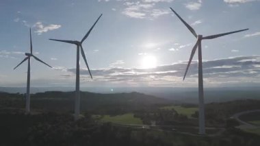 Yenilenebilir enerji kavramı. Günbatımında rüzgar gülleri