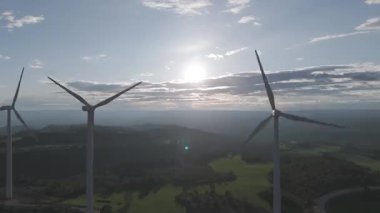 Yenilenebilir enerji kavramı. Günbatımında rüzgar gülleri