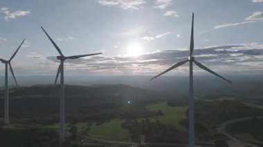 Yenilenebilir enerji kavramı. Günbatımında rüzgar gülleri