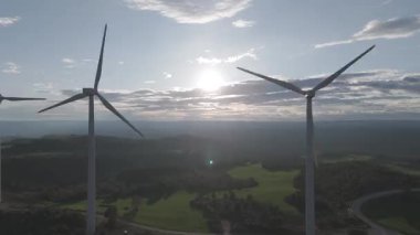 Yenilenebilir enerji kavramı. Günbatımında rüzgar gülleri