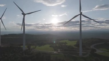 Yenilenebilir enerji kavramı. Günbatımında rüzgar gülleri