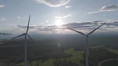 Yenilenebilir enerji kavramı. Günbatımında rüzgar gülleri